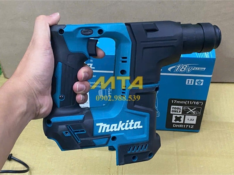 Nhân viên kiểm tra máy khoan tường Makita DHR171 SDS-Plus