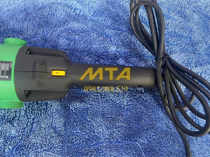 Núm chỉnh tốc độ máy đánh bóng Hitachi SP18VA giúp kiểm soát vòng tua khi đánh bóng