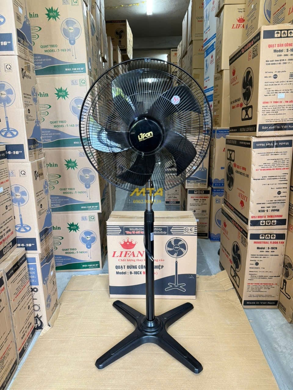 Tổng thể quạt đứng Đ-18CXN tại cửa hàng
