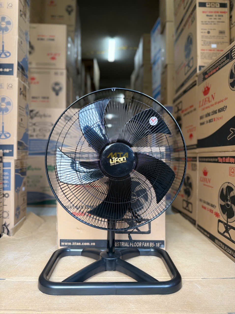 Quạt sàn công nghiệp S-18CN thiết kế chân quỳ chắc chắn