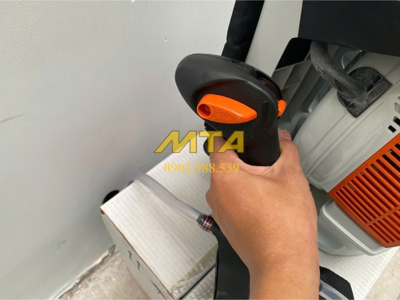 Tay-cam-dieu-khien-may-phun-thuoc-STIHL-SR-200-de-thao-tac