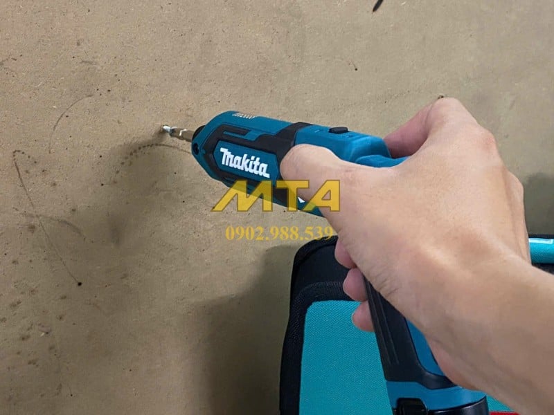 Tay cầm máy vặn vít Makita TD022DSE nhỏ gọn chắc tay