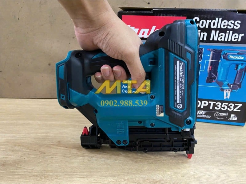 Tay cầm máy bắn đinh Makita DPT353 chắc chắn dễ thao tác