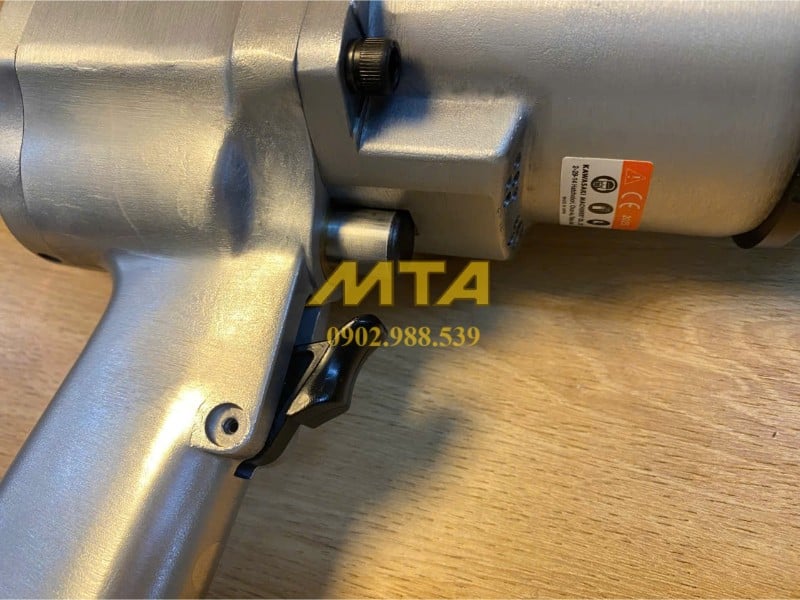 Tay cầm súng vặn bulông Kawasaki KPT-191P chắc chắn dễ kiểm soát