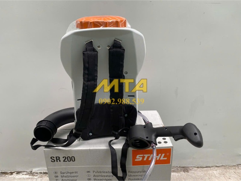 Than-may-phun-thuoc-STIHL-SR-200-thiet-ke-gon-de-deo-lung