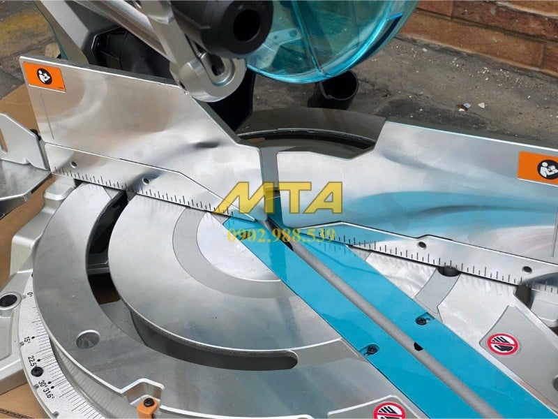 Thang đo góc cắt trên máy cưa đa góc Makita DLS211Z
