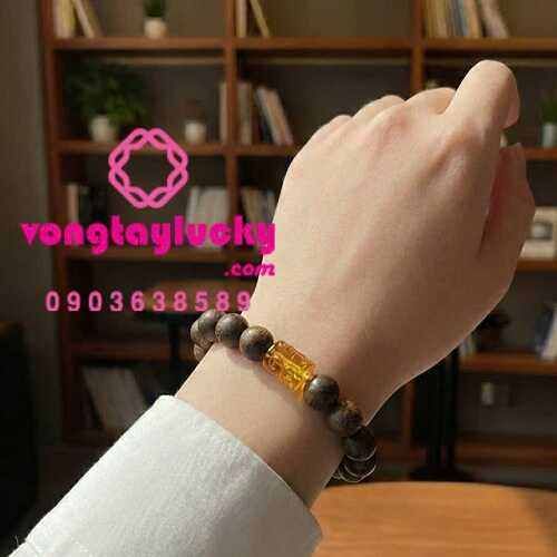 Đeo Trầm tốc phối hổ phách phúc khí viên mãn