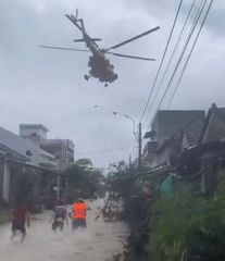 Phép mầu từ  "Máy bay tiếp cứu bà con vùng lũ bị cô lập"