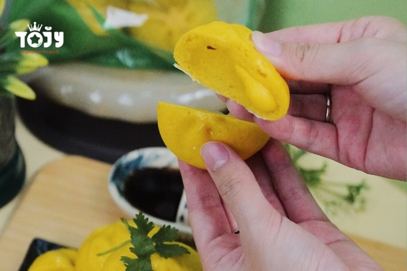 Lớp nhân tan chảy vàng ươm của bánh bao kim sa Tojy bùng nổ mọi giác quan