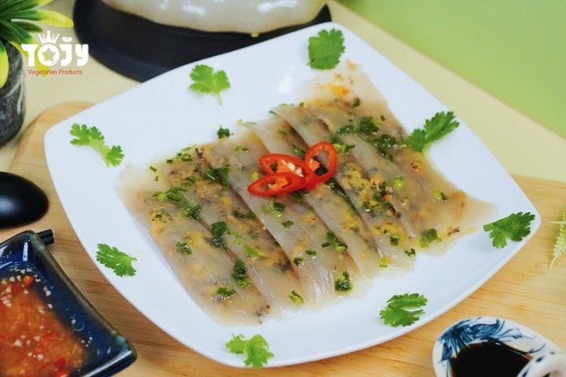 Bánh bột lọc chay với lớp vỏ thơm mùi lá chuối hấp dẫn