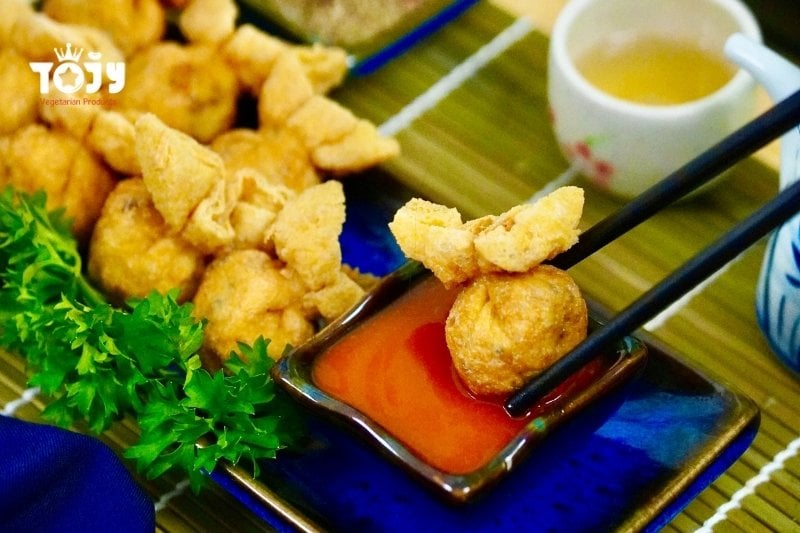 Chế biến món hoành thánh chay chiên đa dạng, hấp dẫn