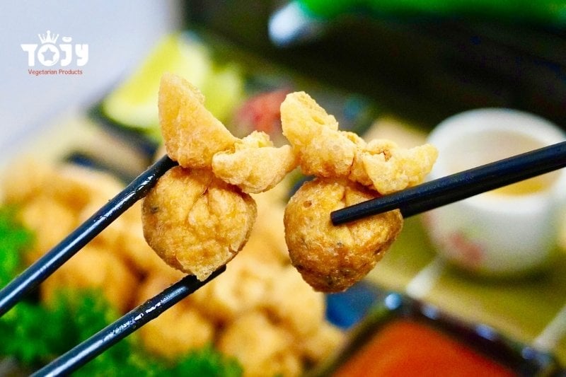 Đĩa hoành thánh chiên chay TOJY vàng ươm, giòn rụm