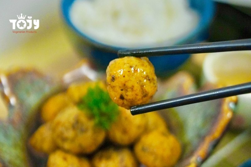 Lớp vỏ bóng bẩy của thịt viên chay hòa quyện trong nước sốt đậm đà