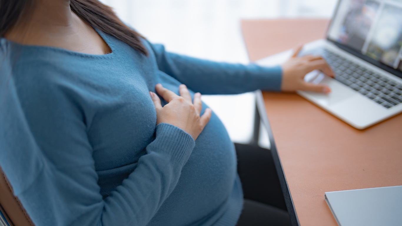 Mẹ bầu văn phòng: Bí quyết duy trì dưỡng da ngừa rạn khi ngồi máy lạnh 8 tiếng/ngày