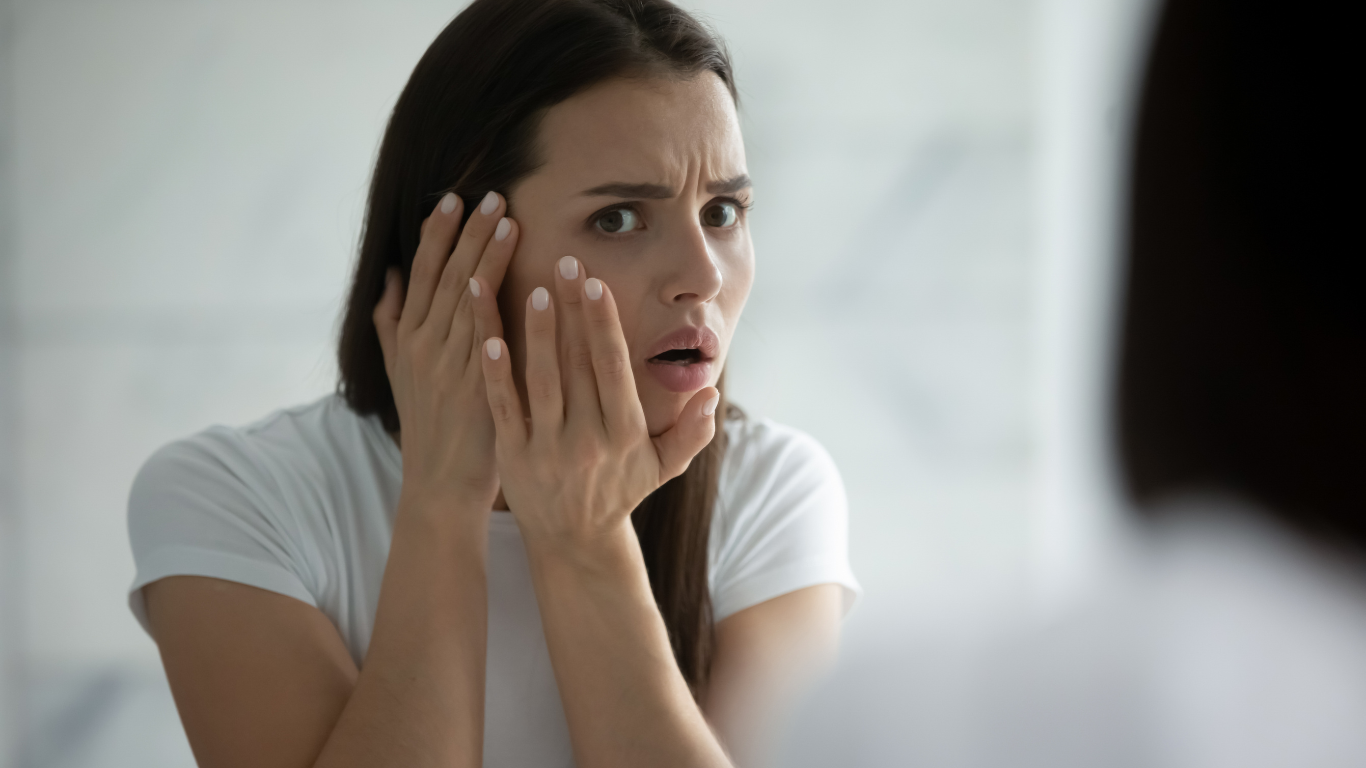5 hành động tưởng chừng vô hại nhưng đang làm da bạn 