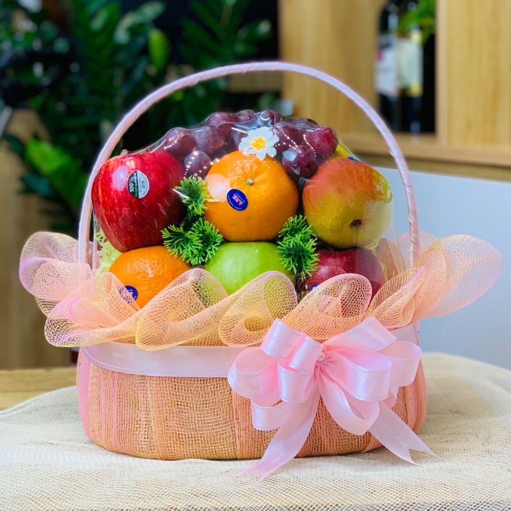 Chọn giỏ trái cây tặng quà cho cô giáo trong dịp lễ tết