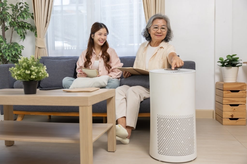 Mua quà cho mẹ chồng ở quê máy lọc không khí hiện đại