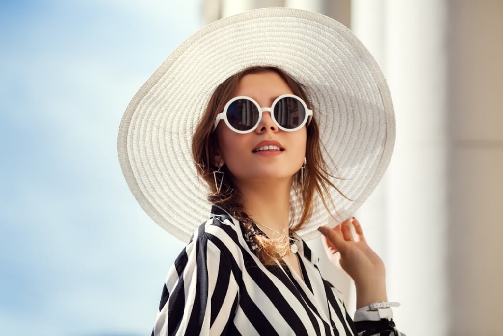 Cân nhắc ý tưởng lựa chọn mắt kính mua quà tặng sếp nữ