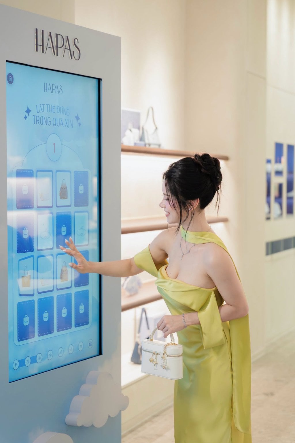 Túi đi tiệc kiểu xách tay trang nhã được nhiều nàng lựa chọn