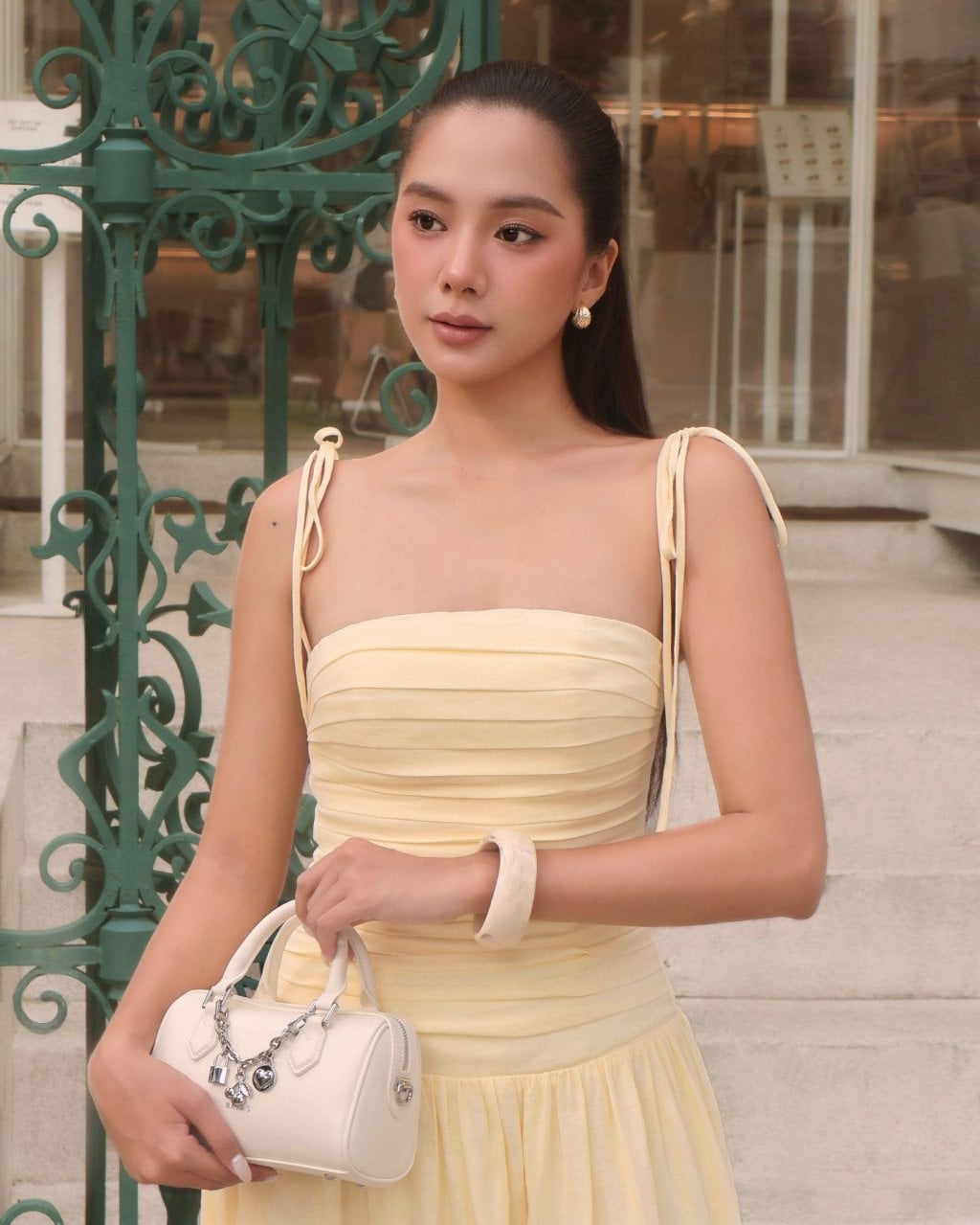 Khi chọn túi đi tiệc nên chọn màu sắc, kiểu dáng phù hợp