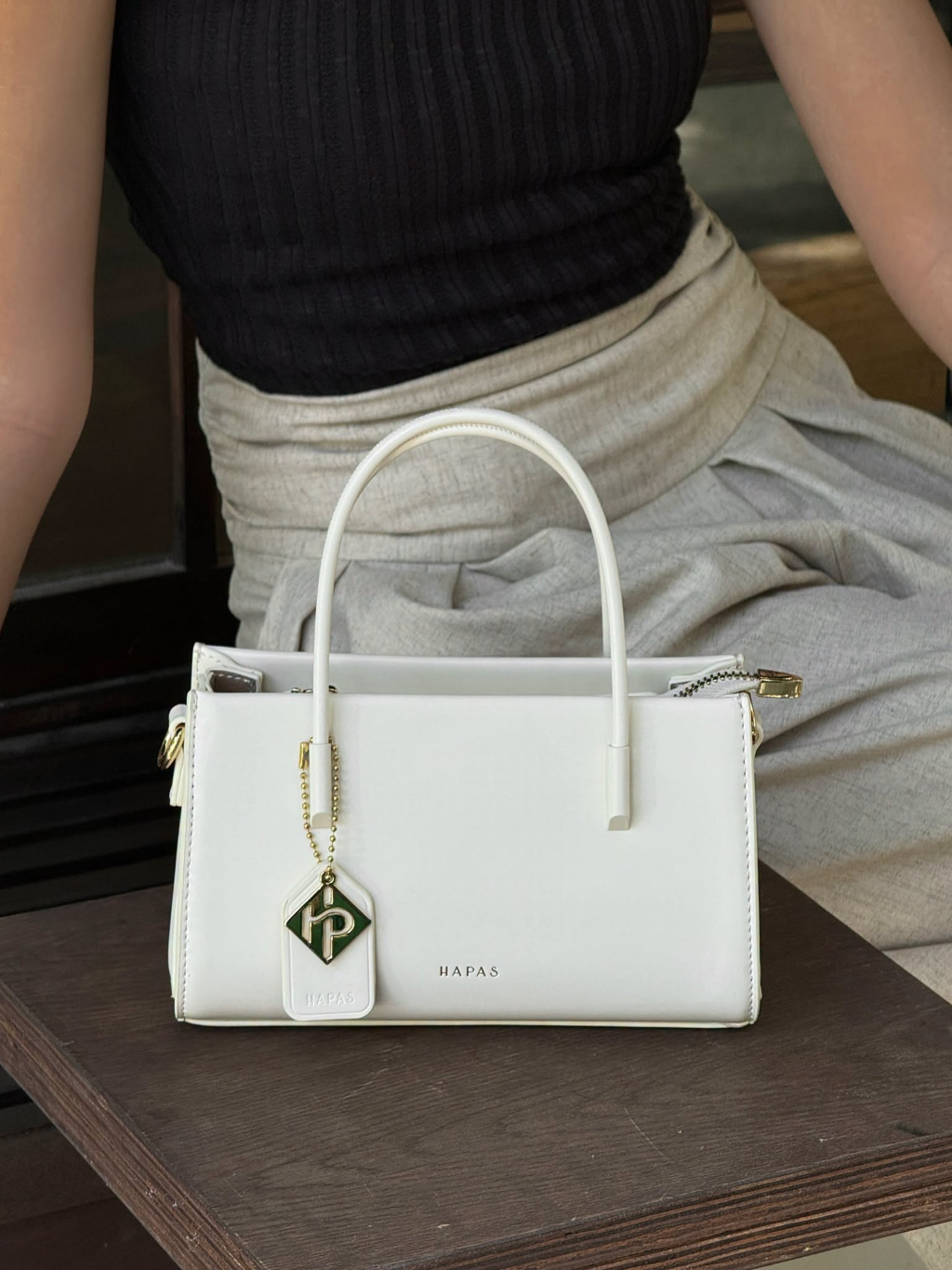 Chọn túi xách tặng bạn gái chất liệu bền bỉ