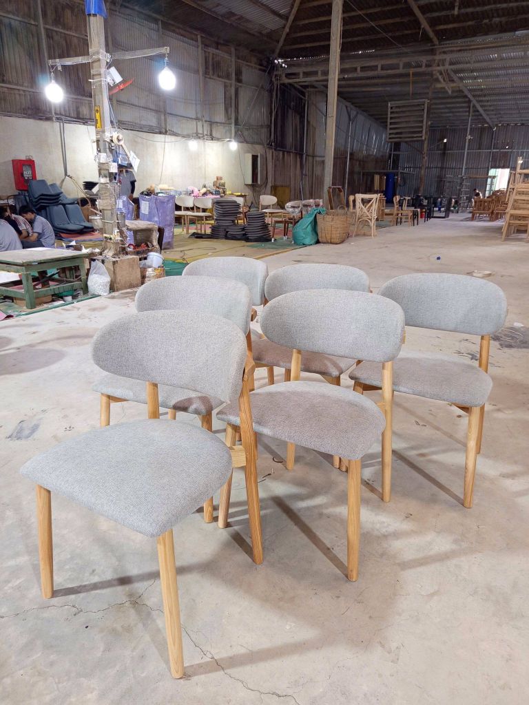 Mua bàn ghế rẻ để tiết kiệm – sai lầm khiến nhiều chủ quán tốn gấp đôi