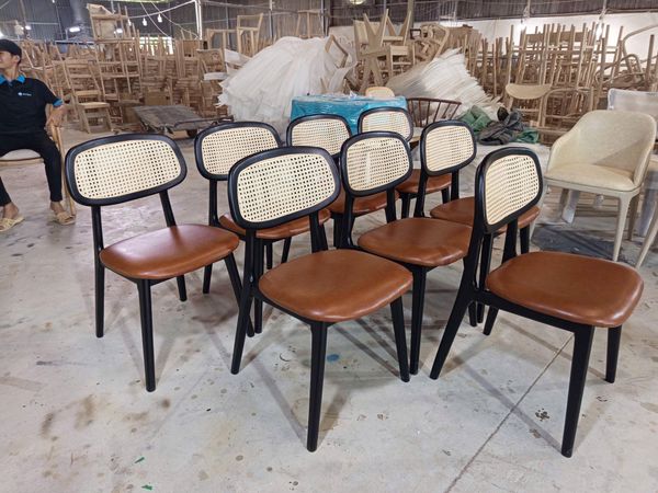 Đừng bao giờ chọn ghế quán café, nhà hàng mà không thử ngồi