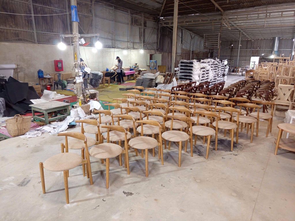 Một trong những lỗi tốn tiền nhất của chủ quán cafe: gom bàn ghế nhiều nguồn khác nhau