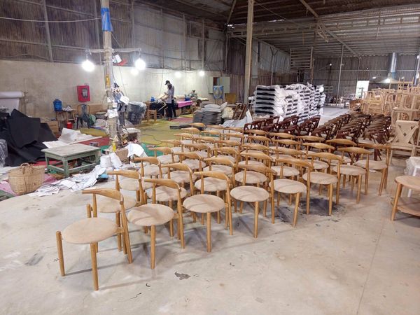 Một trong những lỗi tốn tiền nhất của chủ quán cafe: gom bàn ghế nhiều nguồn khác nhau