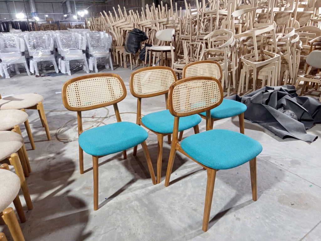 Vì sao bàn ghế quán café, nhà hàng nhanh xuống cấp dù mới mua?