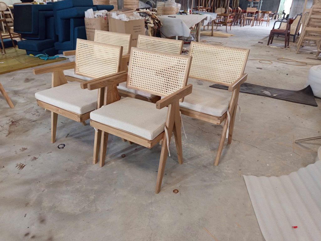 Khách ngồi lâu: vì sao ghế kim loại, ghế nệm vải dễ khiến họ khó chịu?