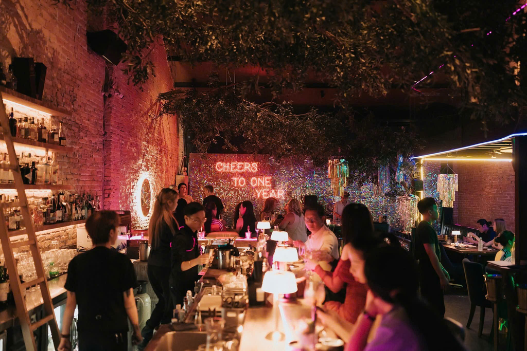 The Six Cocktail Bar: Nghệ Thuật Thiết Kế Không Gian Nghe Nhìn Độc Đáo