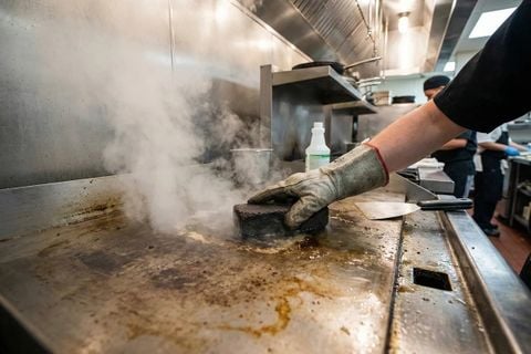 Cách Vệ Sinh Lò Nướng & Bếp Nướng Công Nghiệp Trong Nhà Hàng
