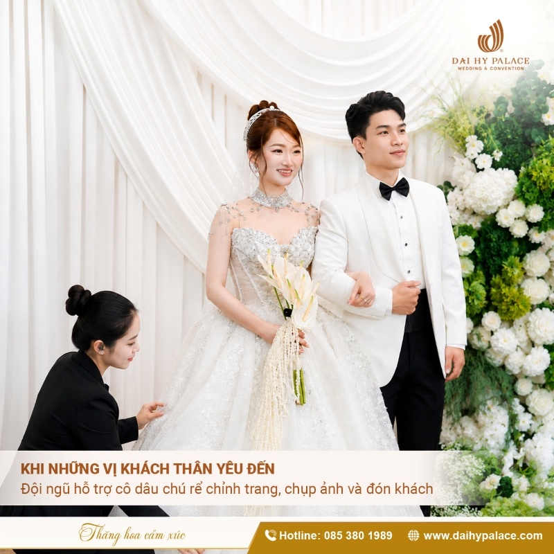 Đội ngũ vận hành Đại Hỷ Palace hỗ trợ cô dâu - chú rể đón khách mời