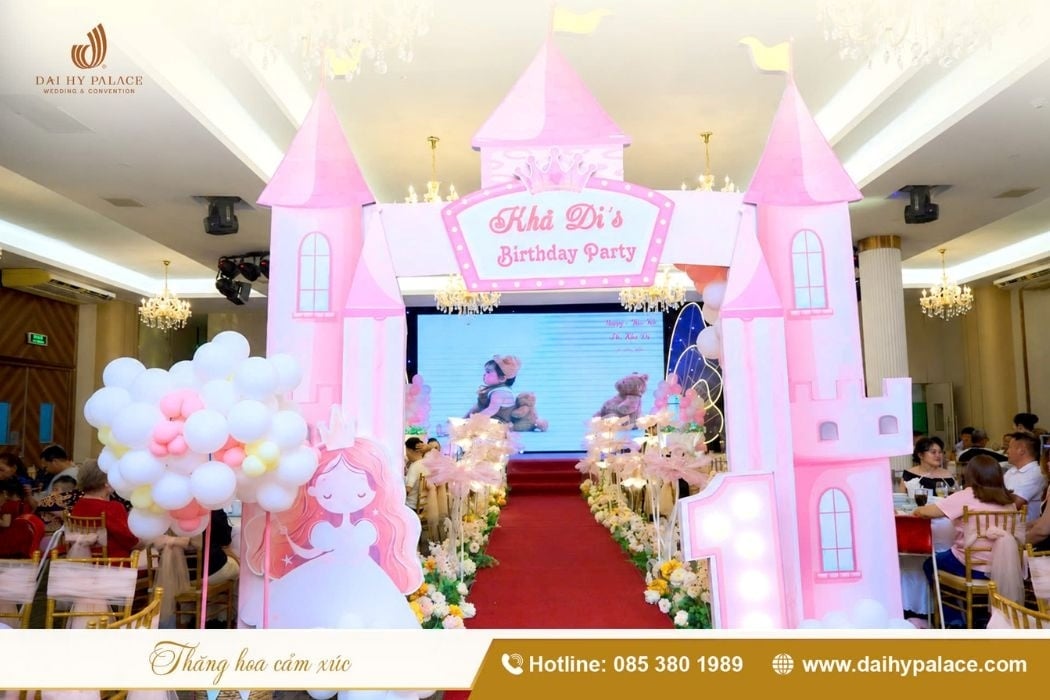 Khu vực bàn Gallery trong buổi tiệc thôi nôi