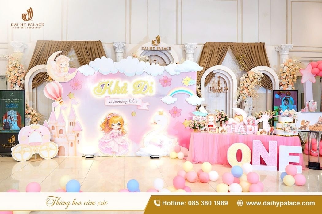 Backdrop lâu đài hồng cho tiệc thôi nôi bé Khả Di