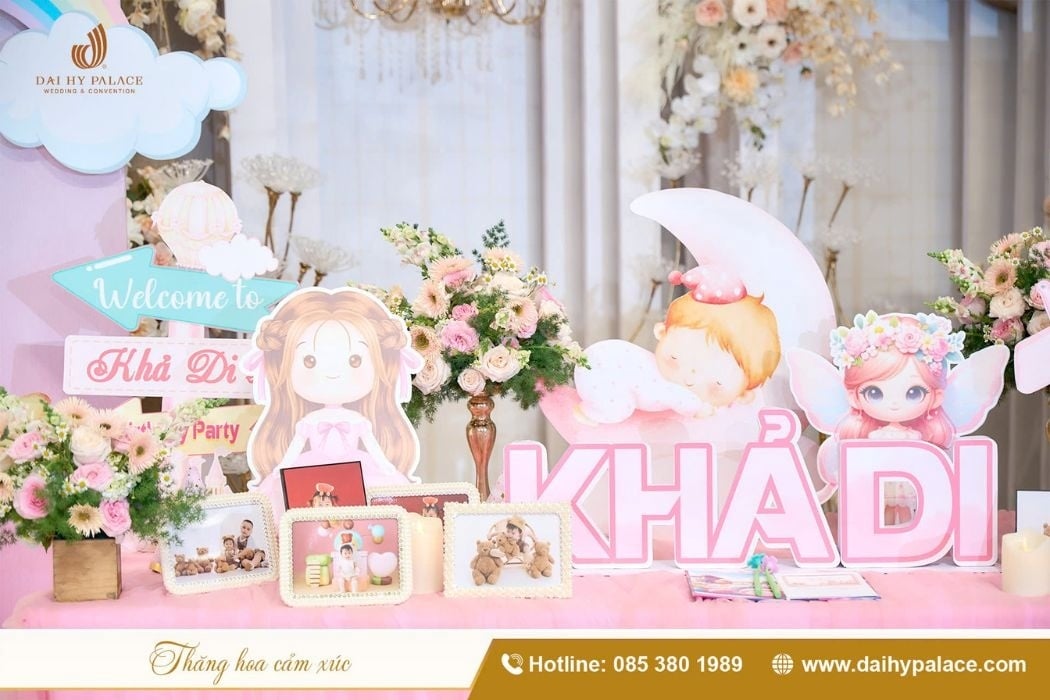 Khu vực bàn Gallery trong buổi tiệc thôi nôi