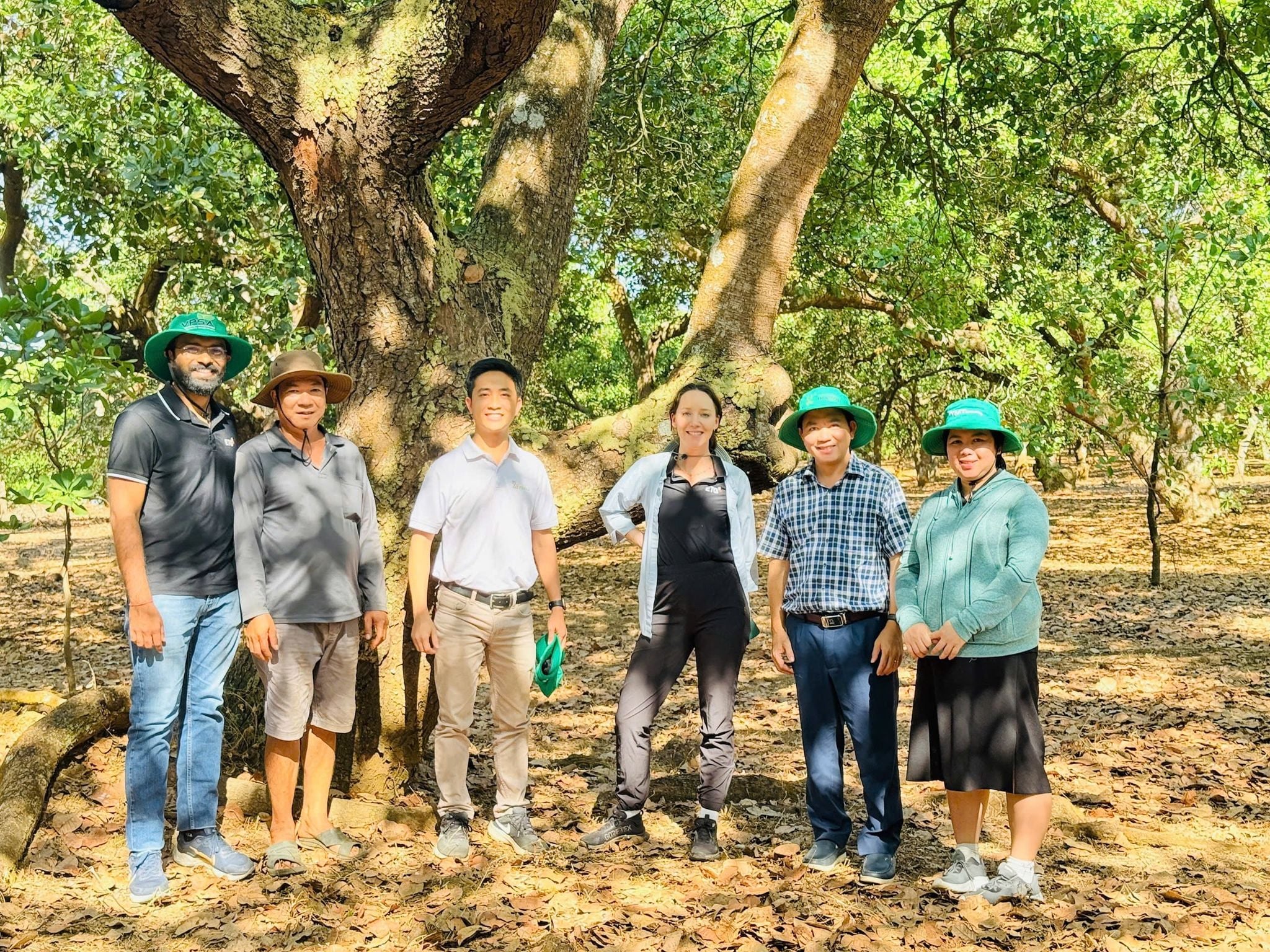 TAVINA CÙNG ĐẠI DIỆN ETG THĂM HỘ DÂN DỰ ÁN RAINFOREST ALLIANCE