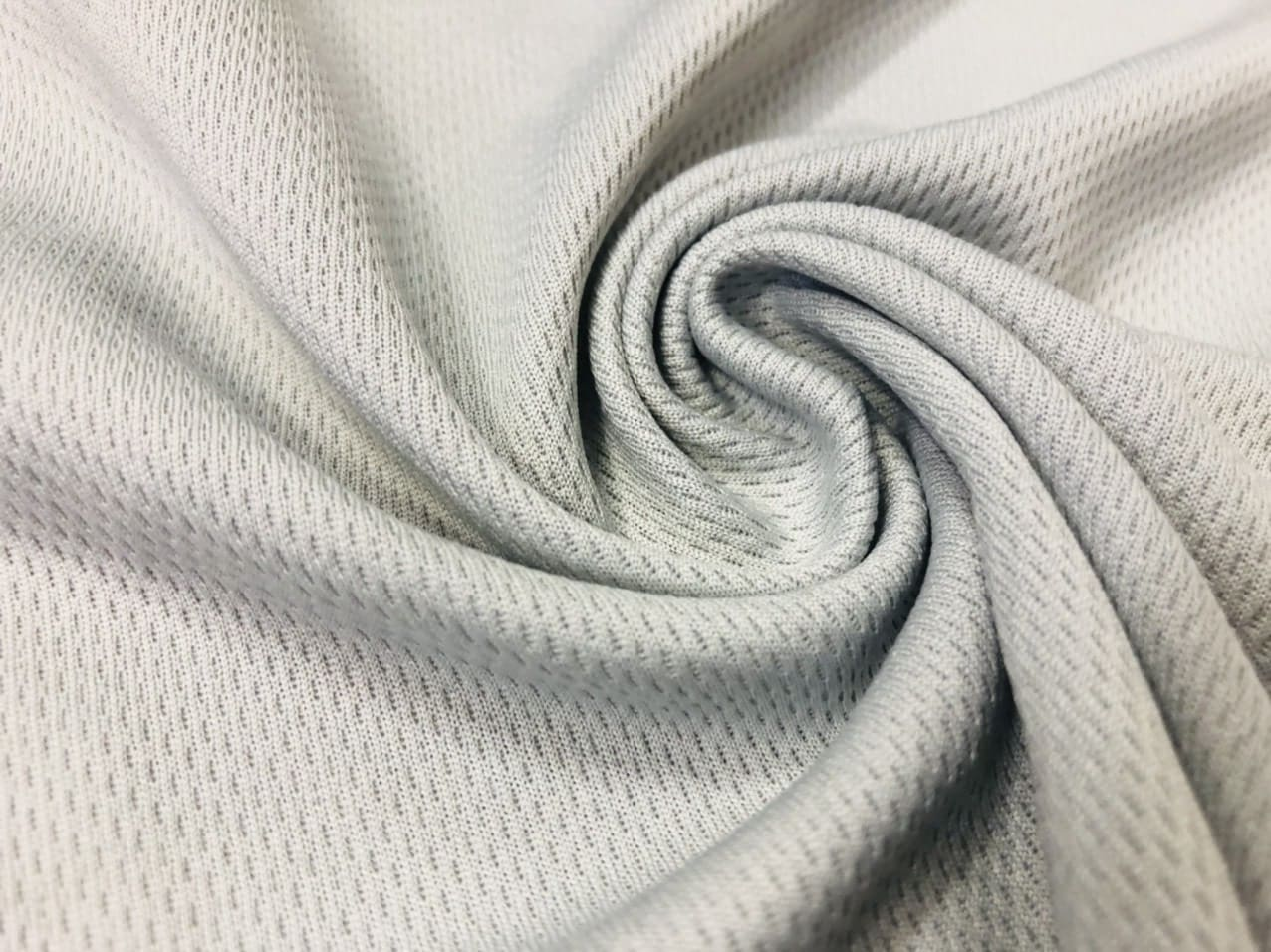 Vải cotton pique là gì? Khám phá đặc điểm và tính ứng dụng