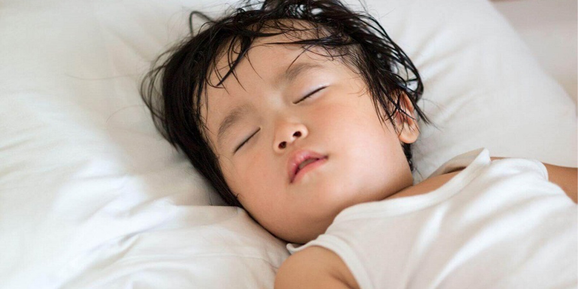 Bé Ra Mồ Hôi Trộm Khi Ngủ: Nguyên Nhân & Cách Xử Lý Đúng