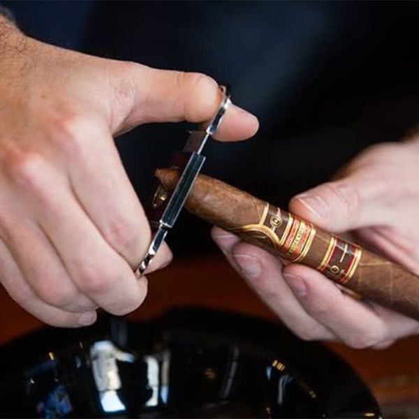 Cách cắt cigar đúng chuẩn – Tránh hỏng điếu ngay từ đầu