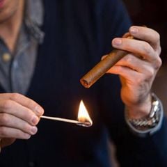 Cách châm cigar đúng cách bằng bật lửa khò – Không khét, không đắng