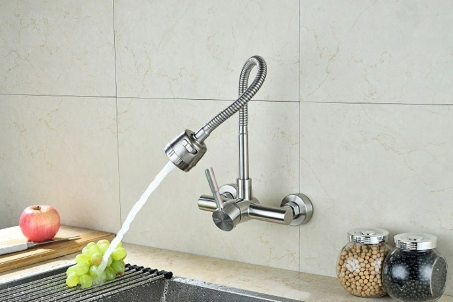 vòi rửa chén inox 304 lắp trực tiếp vào tường giúp tiết kiệm diện tích bàn bếp hiệu quả