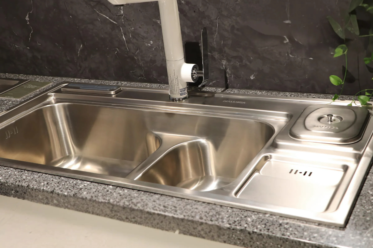 Chậu rửa bát Malloca MS 8809 N được trang bị bàn chờ lớn, giúp dễ dàng thao tác