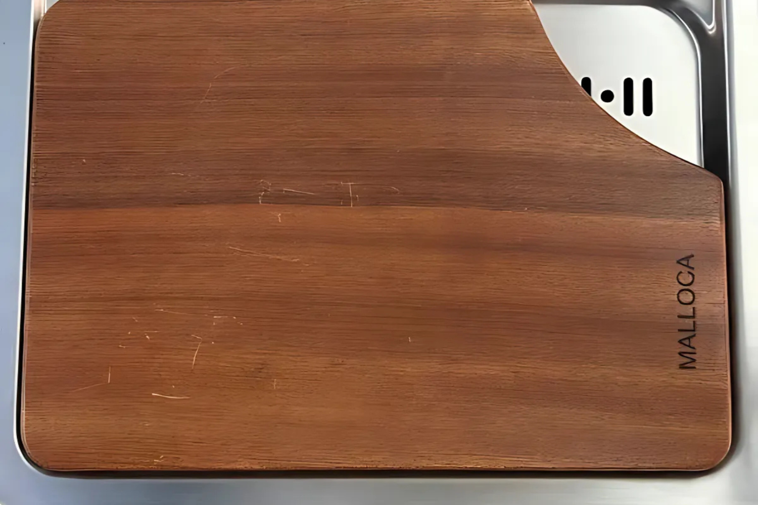 Chậu rửa bát Malloca MS 8816 N được trang bị bàn chờ lớn, giúp dễ dàng thao tác