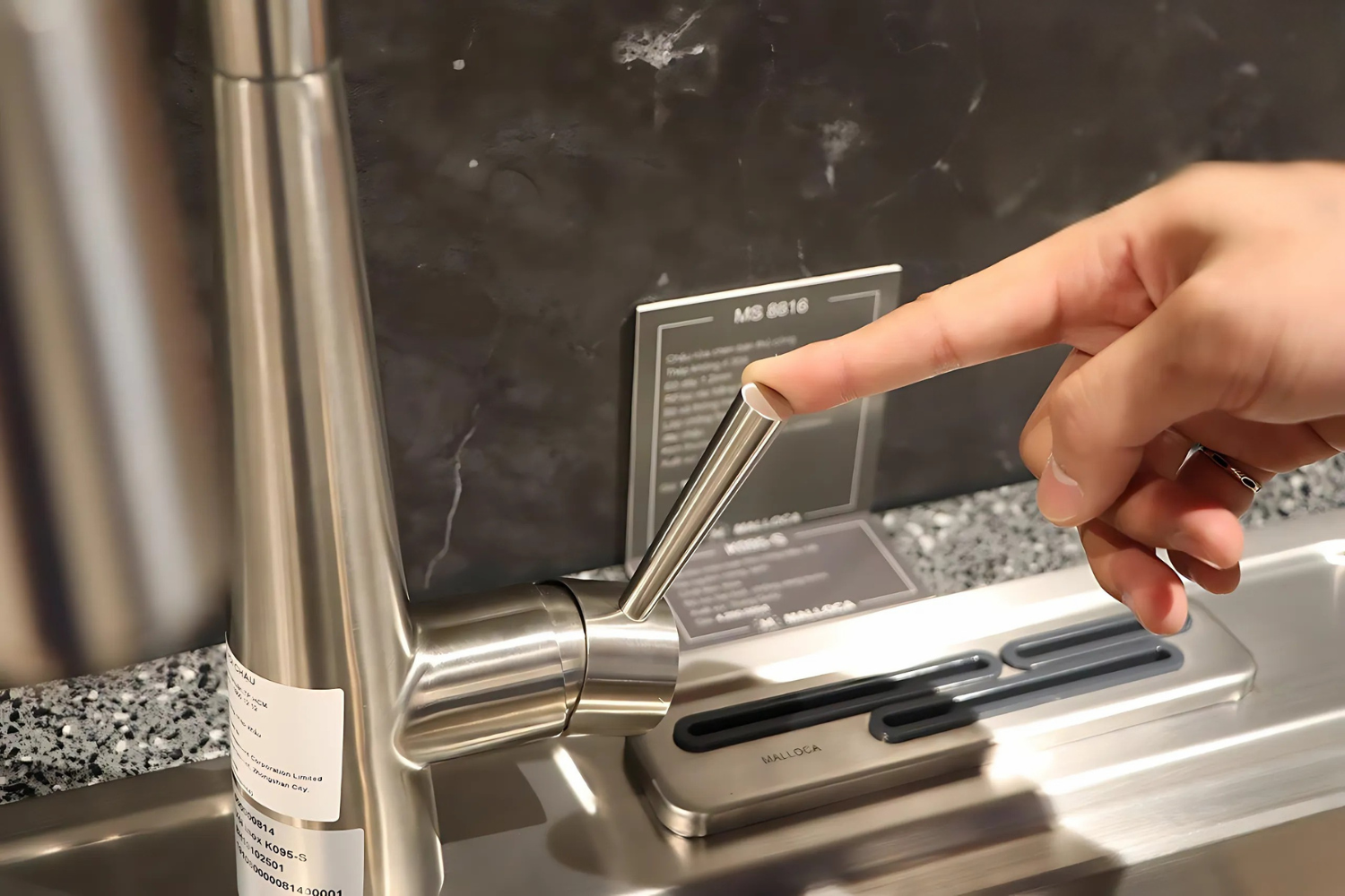 Cần gạt vòi Malloca K095-SS thiế kế tinh tế, thao tác linh hoạt mọi góc độ