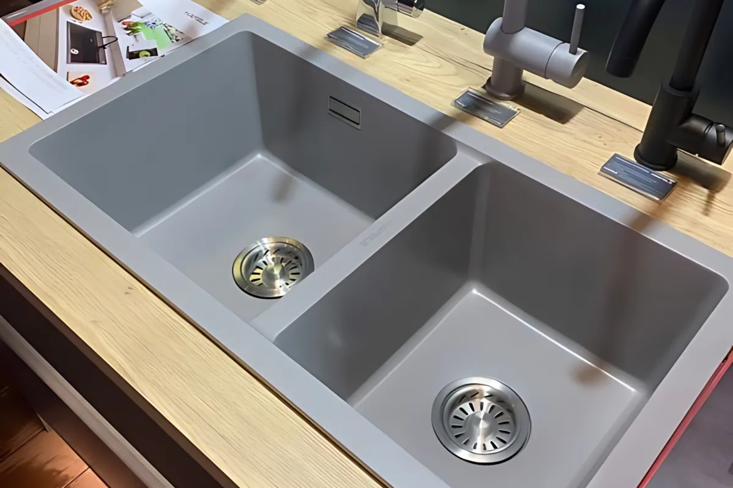 Cấu tạo từ đá Granstone nguyên khối giúp chống trầy xước, kháng khuẩn, chịu nhiệt tốt