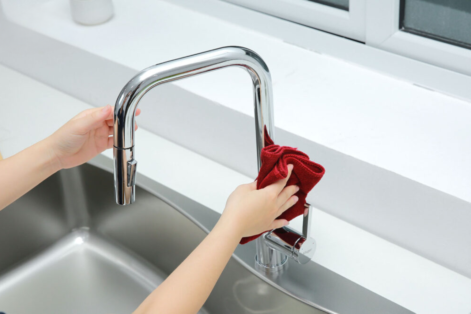 Vòi inox 304 được thiết kế với kiểu dáng chữ U rất phù hợp với căn bếp đôi và không gian rộng