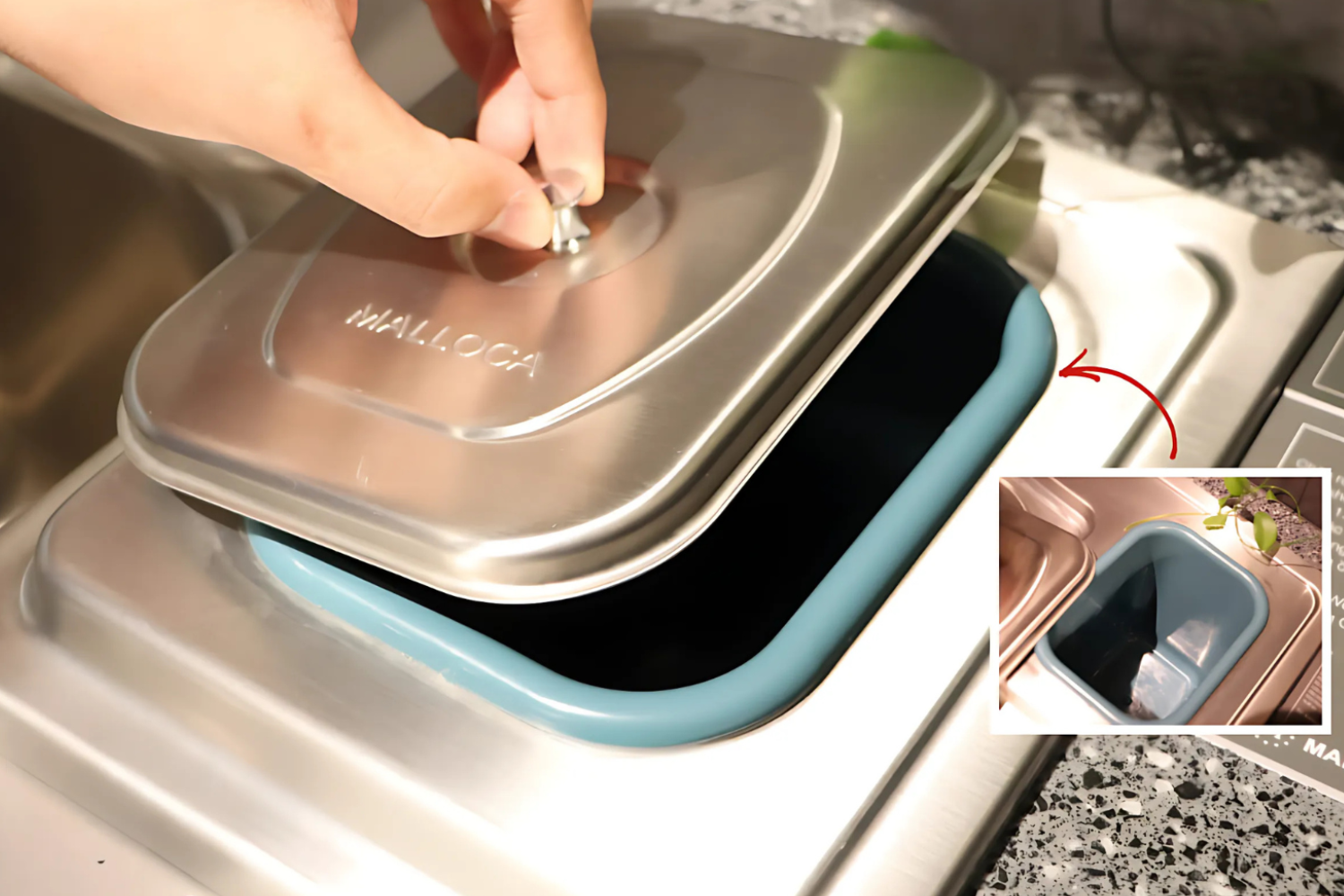 Bồn rửa chén Malloca MS 8809 N bố trí một hộc rác nhỏ đi kèm nắp đậy inox tiện lợi