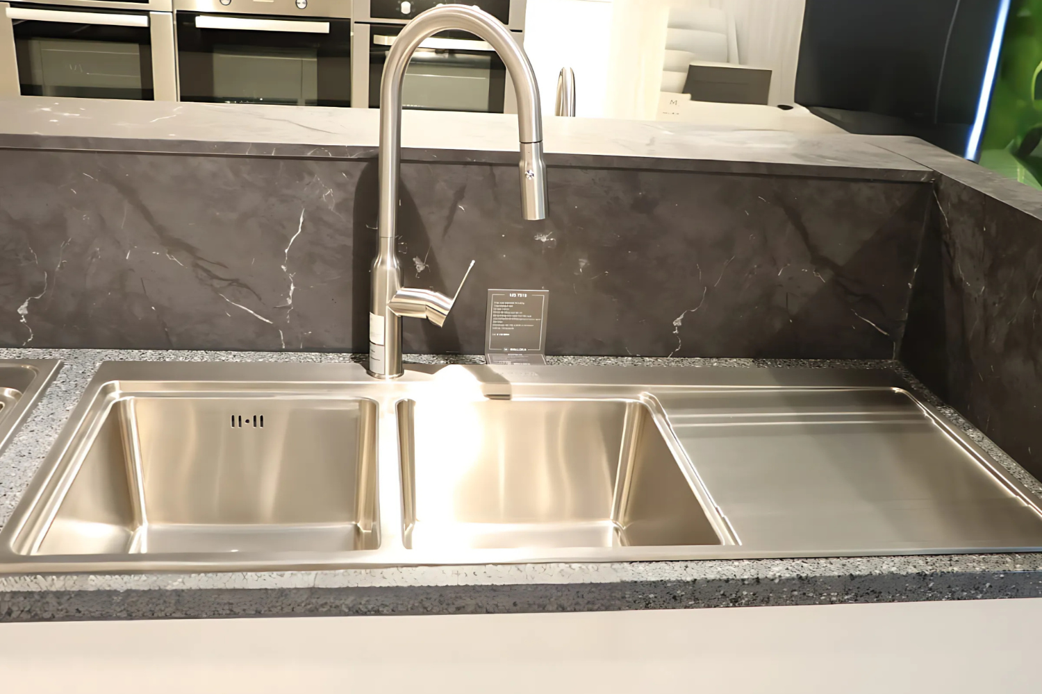 Bồn Malloca MS 7818 được thiết kế với độ dày 1.0mm giúp đảm bảo độ bền và thẩm mỹ